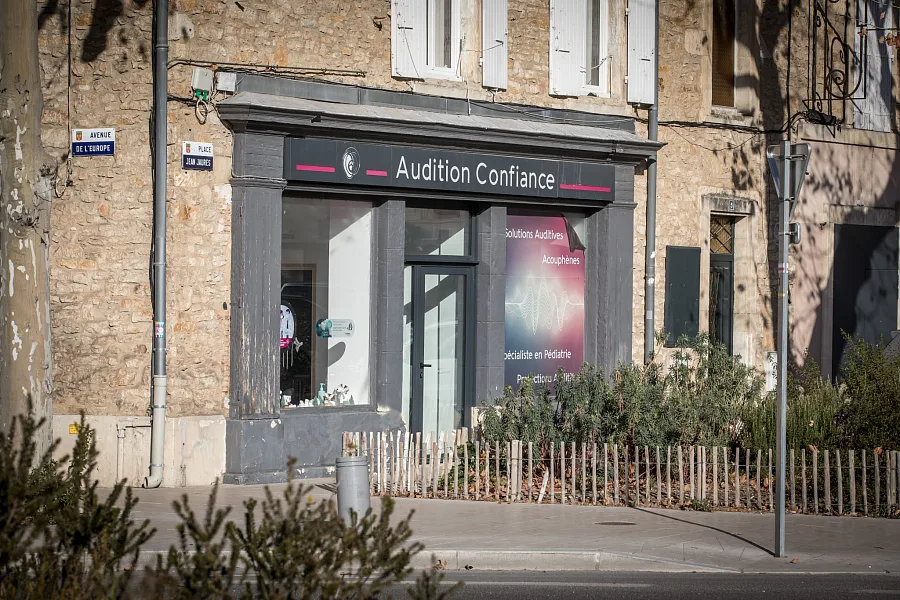 Façade extérieure du centre Audition Confiance avec enseigne visible